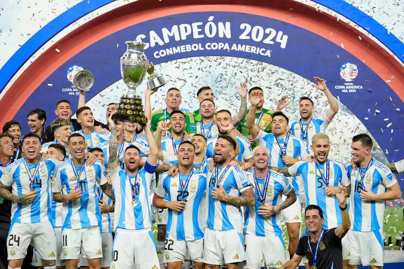 Los jugadores de Argentina alzan el trofeo de la Copa América tras vencer 1-0 a Colombia en...