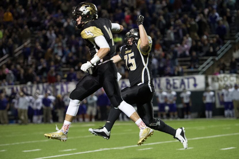 Kaufman junior wide receiver Ryan Gentzel (4) and junior offensive lineman Austin Weatherly...