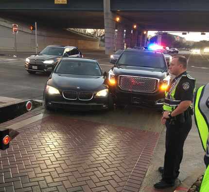 Foto provista por el abogado de Ronnie Hill donde se ve la GMC de Ezekiel Elliott y el BMW...