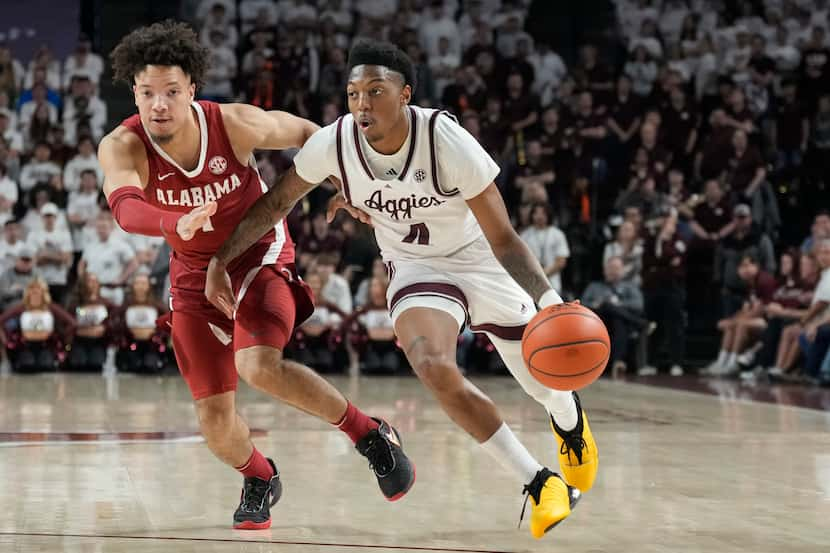 Texas A&M guard Wade Taylor IV (4) drives the lane against Alabama guard Mark Sears (1)...