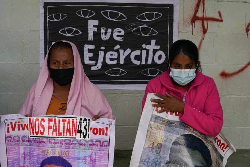 Familiares de los 43 estudiantes de Ayotzinapa desaparecidos participan en una protesta...