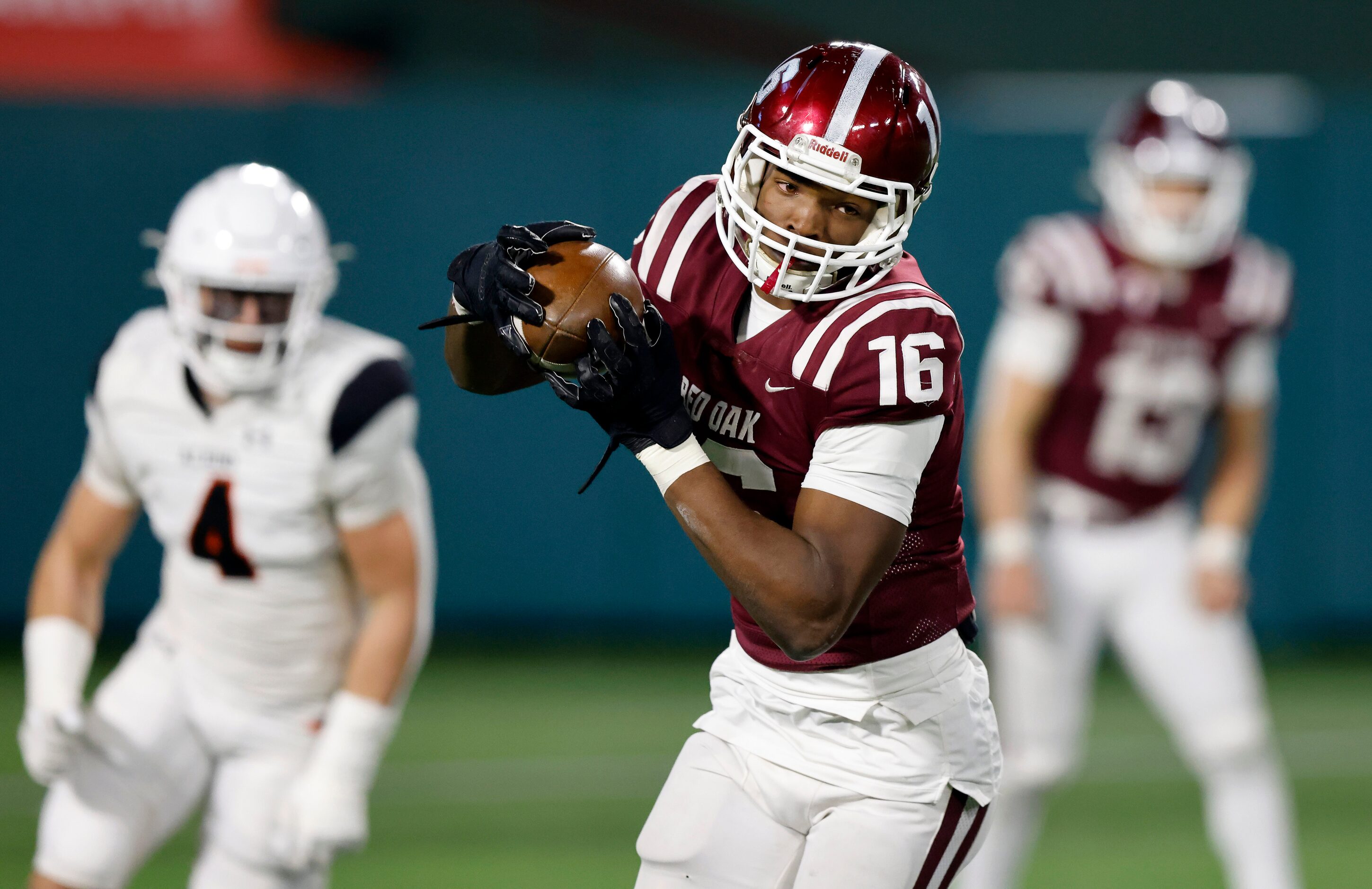 Red Oak receiver Arvis Battle, Jr (16) pulls down a fourth quarter pass against Aledo in...