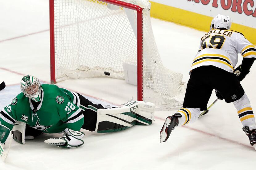 Dallas Stars goalie Kari Lehtonen (32) is unable to stop a score by Boston Bruins left wing...