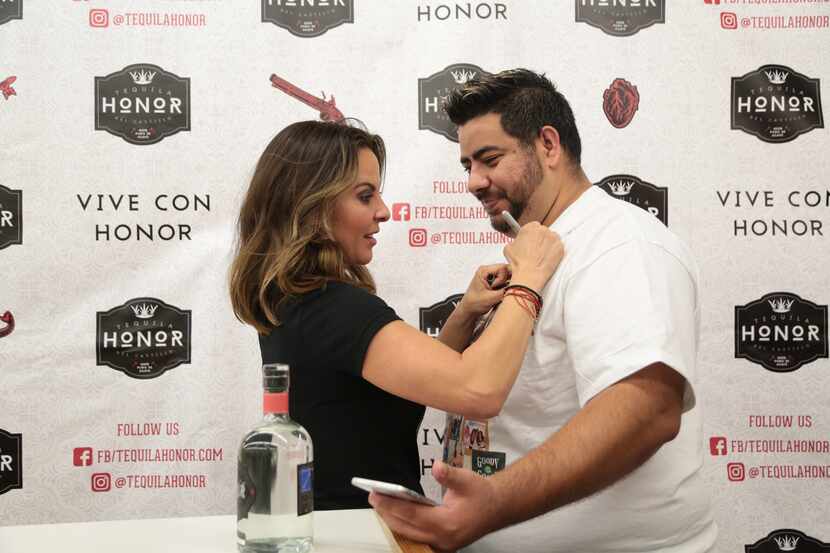 Kate del Castillo le firma su camiseta a Cristian Contreras en un evento en Dallas. / (FOTO...