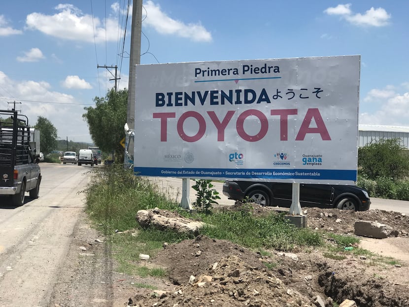 On the road to Obrajuelo, a sign reads "Welcome Toyota" in Spanish and Japanese. 
