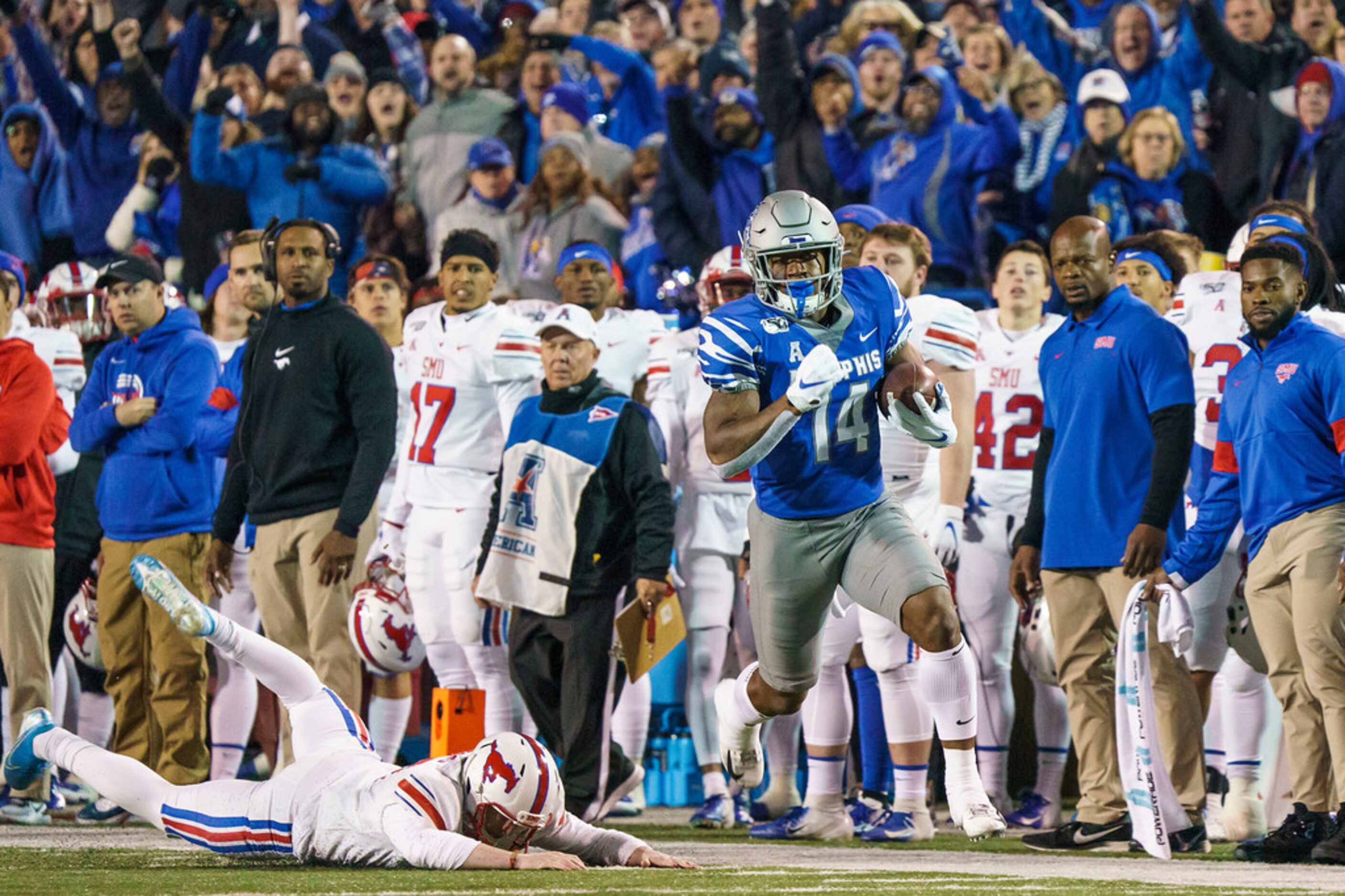 Memphis wide receiver Antonio Gibson (14) leaves SMU kicker Russell Roberts (97) behind as...