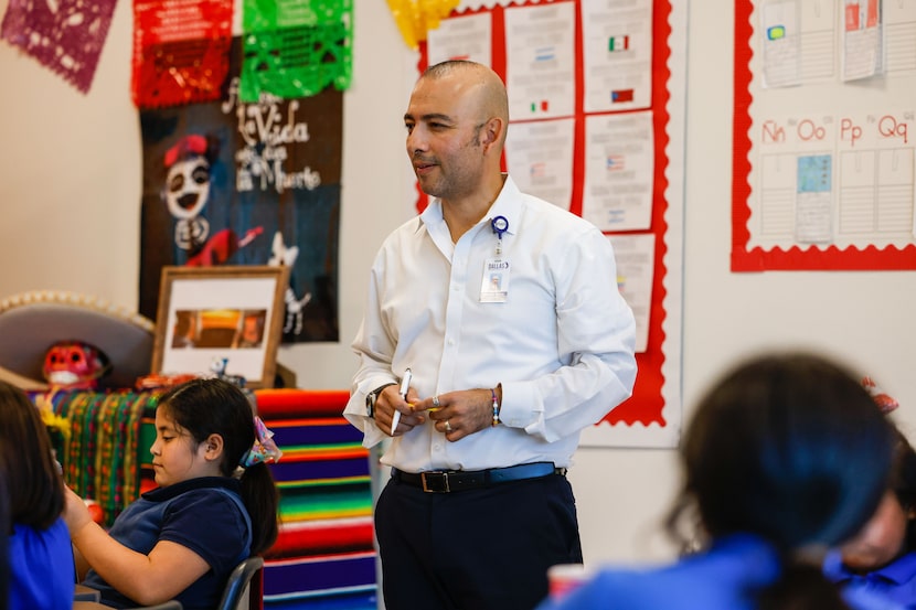 Mauricio García enseñando en la escuela HS Thompson STEAM Academy, el 12 de octubre. El es...