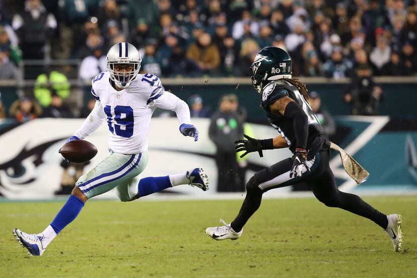 Dallas Cowboys wide receiver Amari Cooper (19) runs the ball against Philadelphia Eagles...