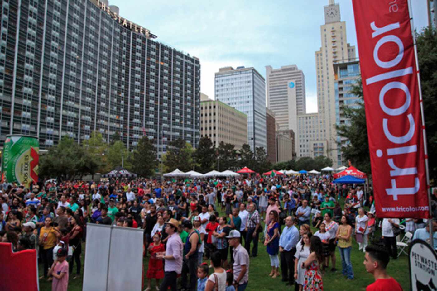 
				Ciento de personas llegaron hasta Main St. Park para celebra las Fiestas Patrias...