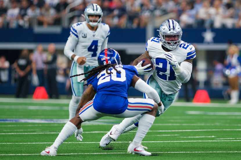 Dallas Cowboys running back Ezekiel Elliott (21) tries to get past New York Giants...
