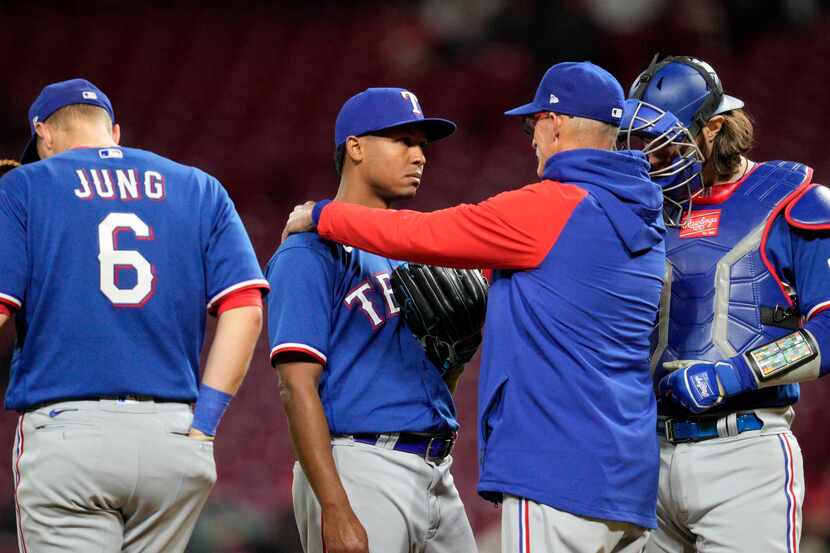 Texas Rangers pitching coach Mike Maddux, center right, speaks with Jose Leclerc, center...