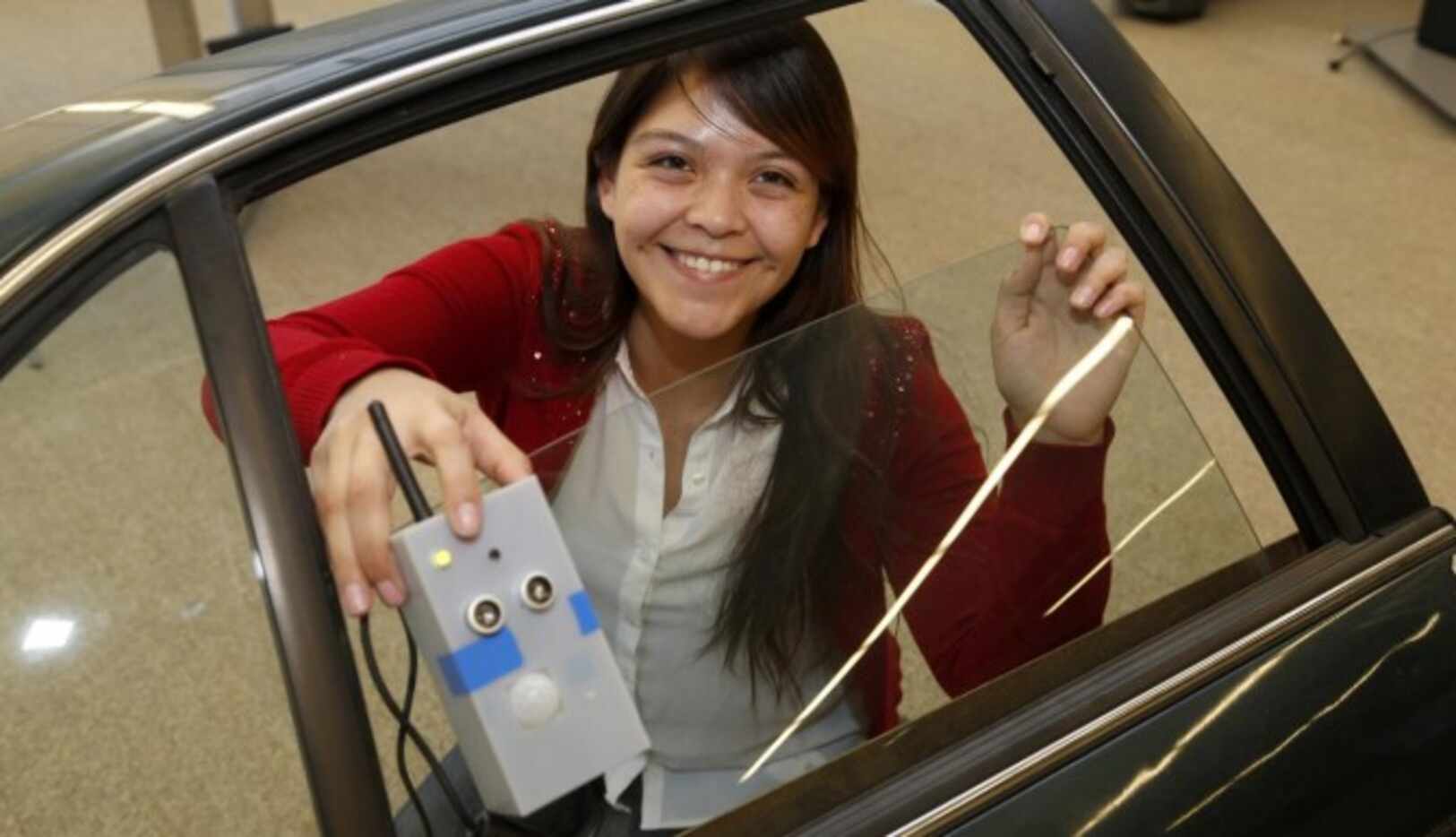 Nancy Dominguez, alumna de la Universidad de Texas en Dallas, muestra el sensor que inventó...