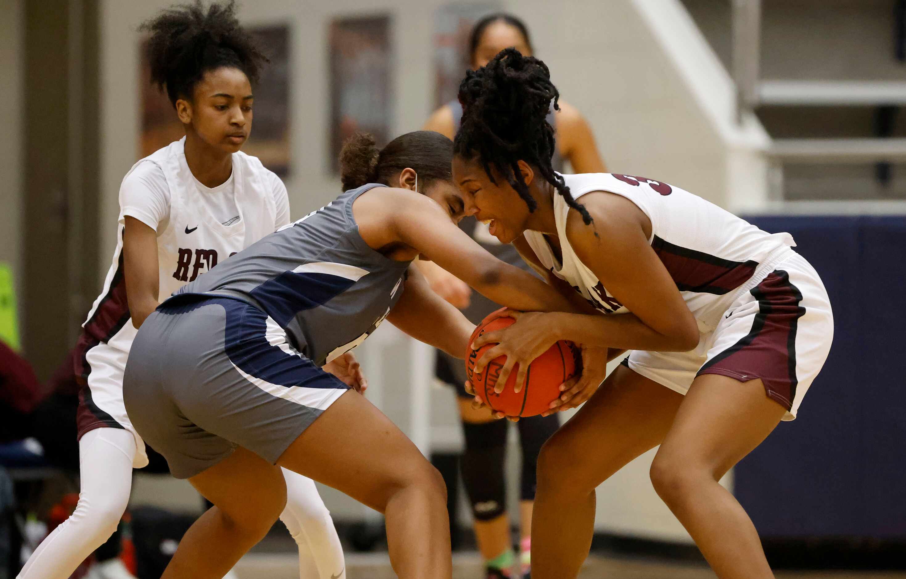 Wylie East’s  Keyera Roseby, left, and Red Oak’s Aniyah Johnson fight for possession during...