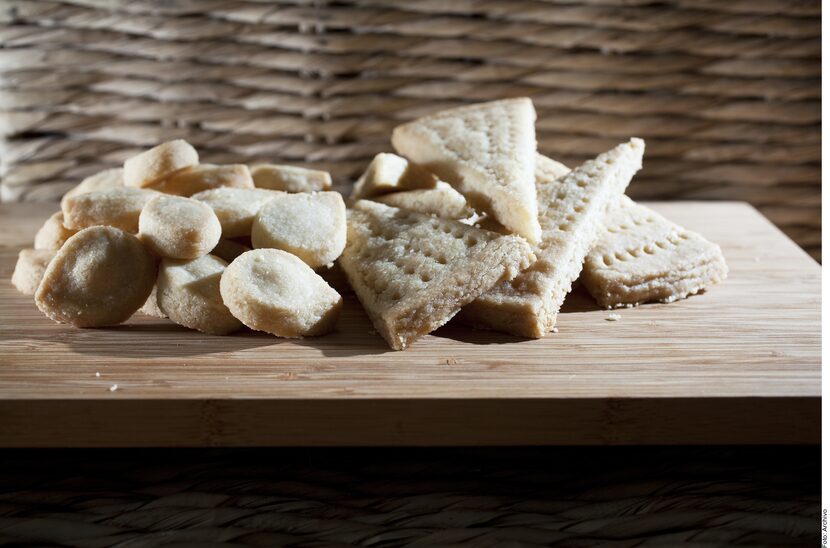 Las galletas de mantequilla se logran al precalentar el horno a 200 °C. Batir la mantequilla...