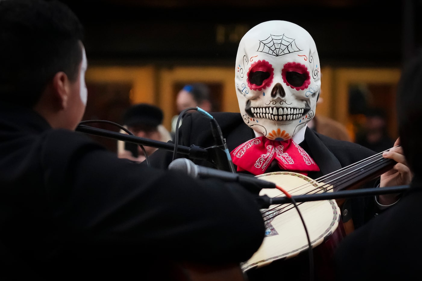 Miembros del Mariachi Nueva Raíces participan del Desfile del Día de Muertos, el sábado en...