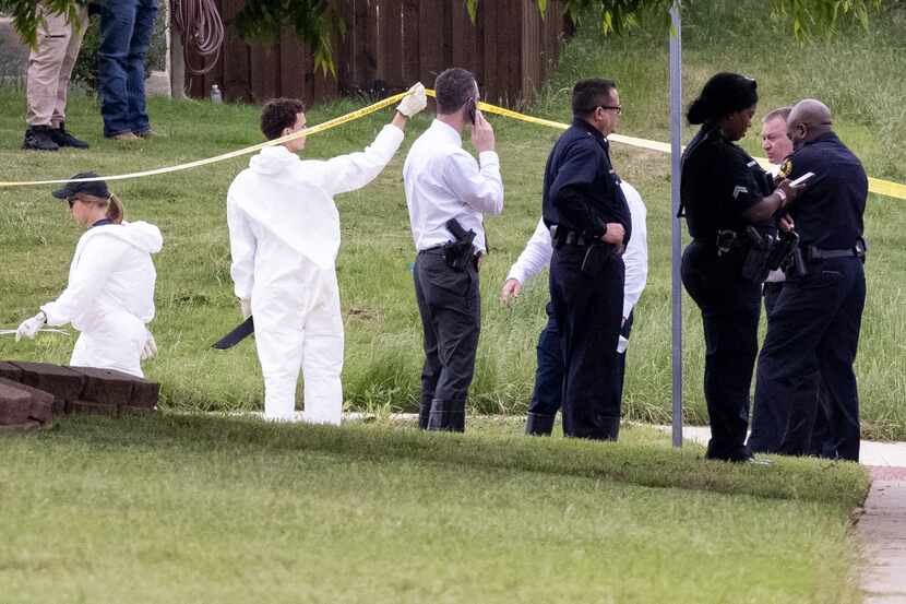 Agentes del FBI y de la Policía acordonan el lugar donde se encontró a un niño de unos 4 o 5...