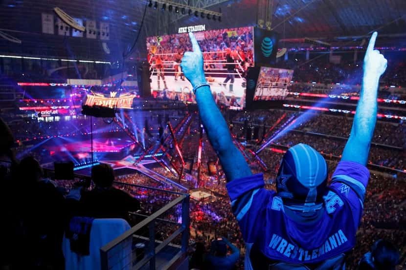 Kevin Bracken apoya al luchador "Stone Cold" en WrestleMania 32, el 3 de abril de 2016 en el...