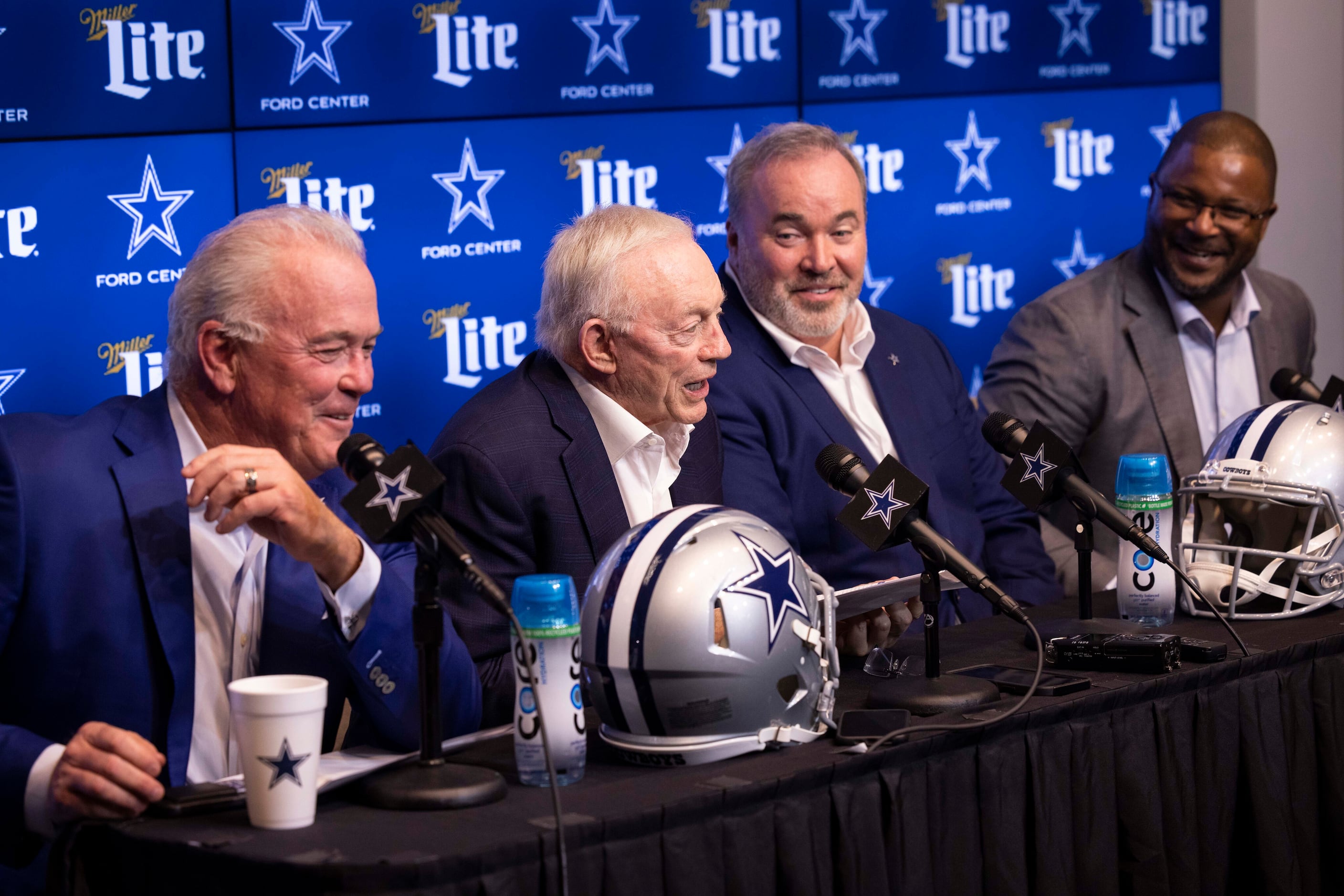 Cowboys 7-Round 2023 NFL Mock Draft: Dallas trades down, picks up RB Zach  Charbonnet in Round 2, NFL Draft