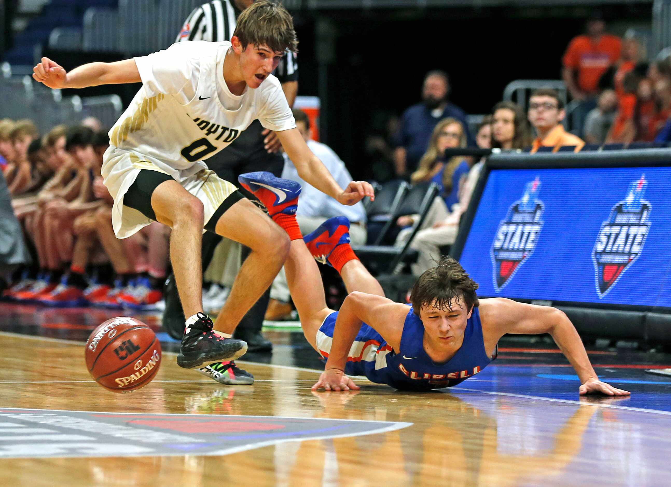Slidell guard Brock Harwell #3 hits the court on an attempted steal. Slidell defeated Jayton...