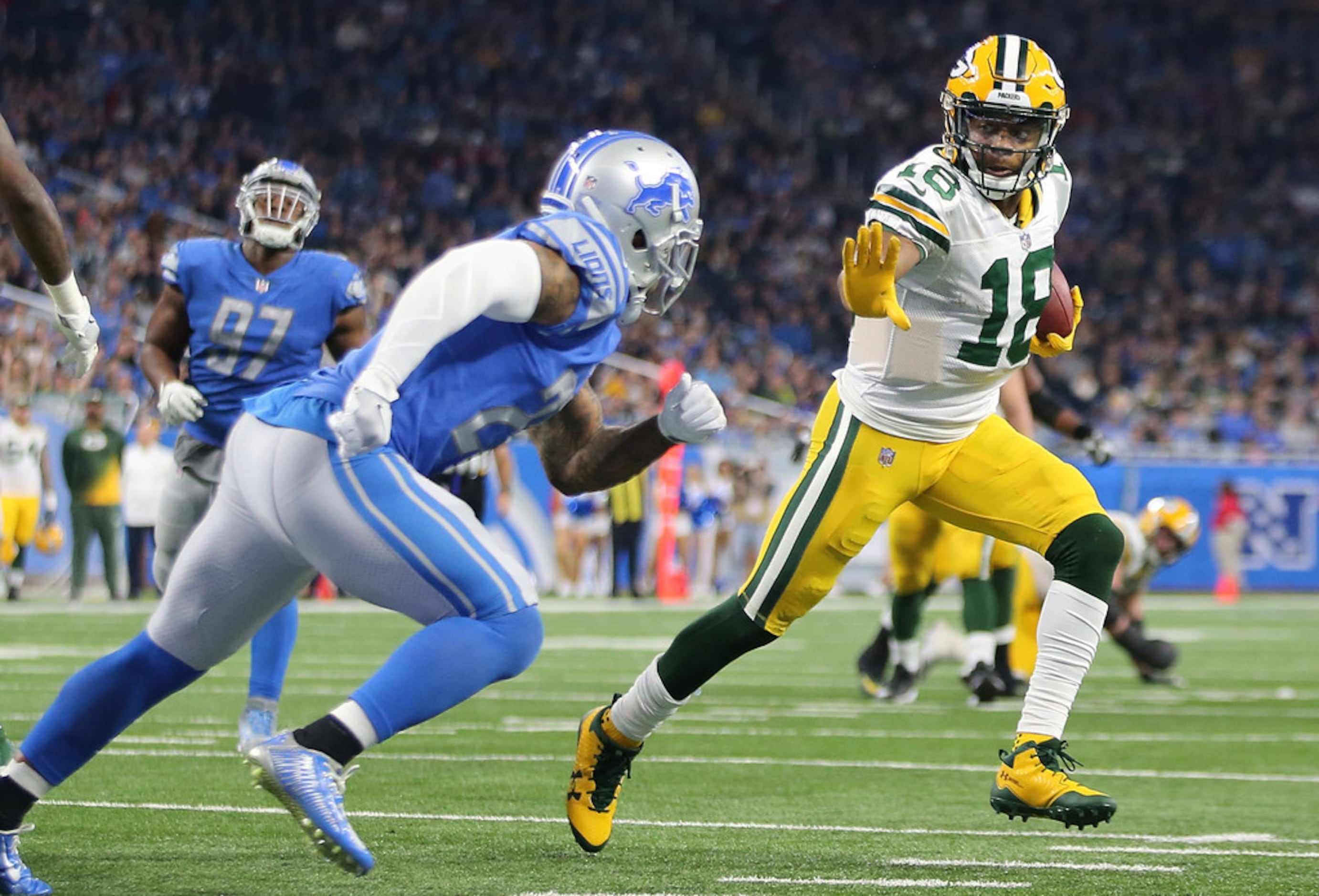 Field View: Green Bay Packers walk out of tunnel in all-green unis