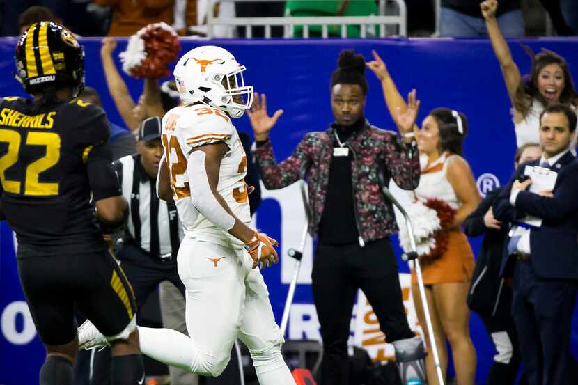 Texas running back Daniel Young (32) scores on a 22-yard touchdown reception during the...