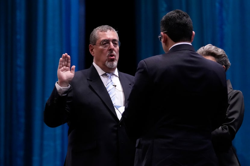 El nuevo presidente de Guatemala, Bernardo Arévalo, jura el cargo en su ceremonia de...