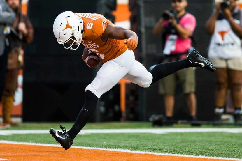 Texas Longhorns wide receiver Devin Duvernay (6) runs to the end zone for a touchdown during...