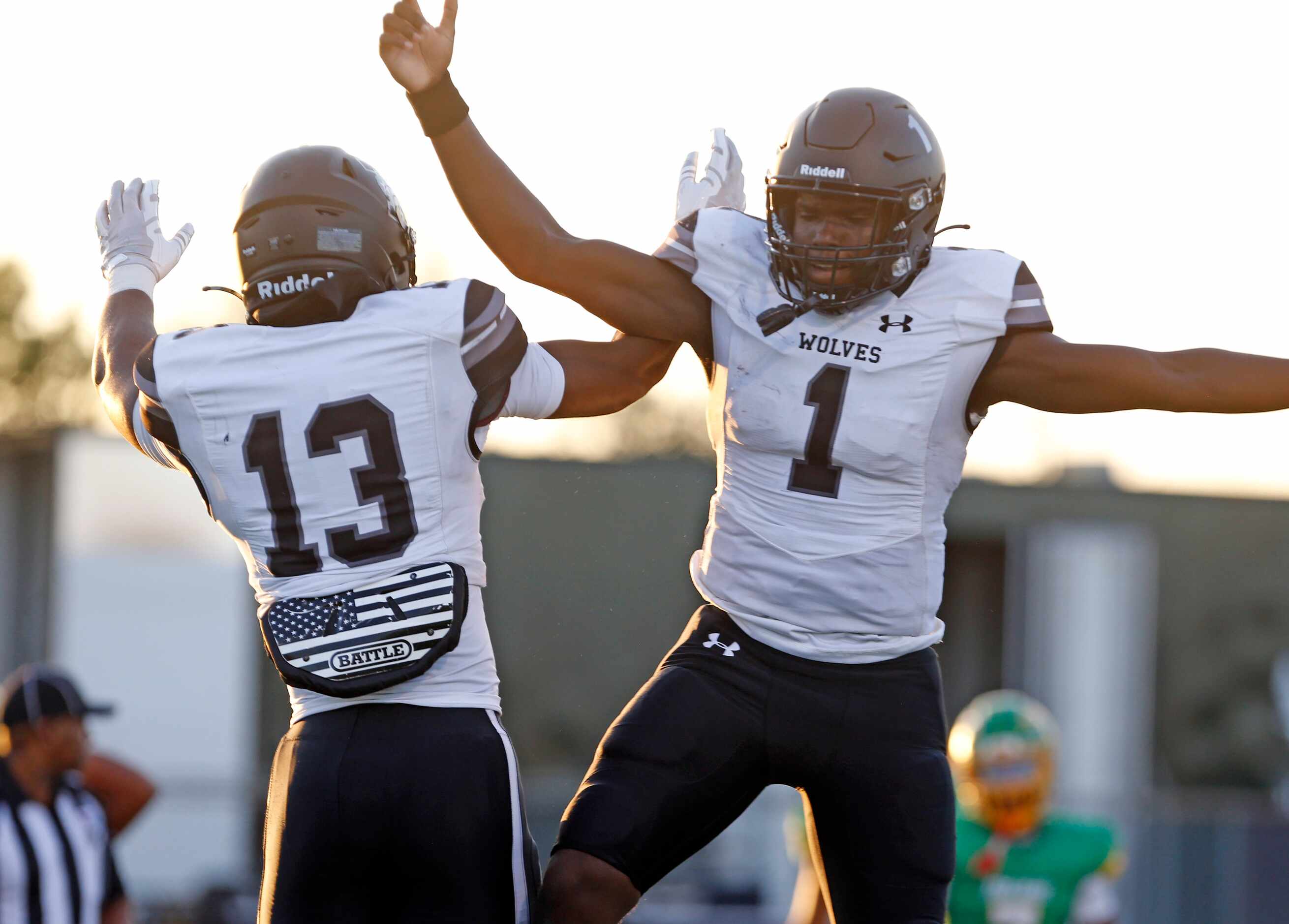 Mansfield Timberview’s Nick Alexander (13) and QB Zuric Humes (1) celebrate Hume’s touchdown...