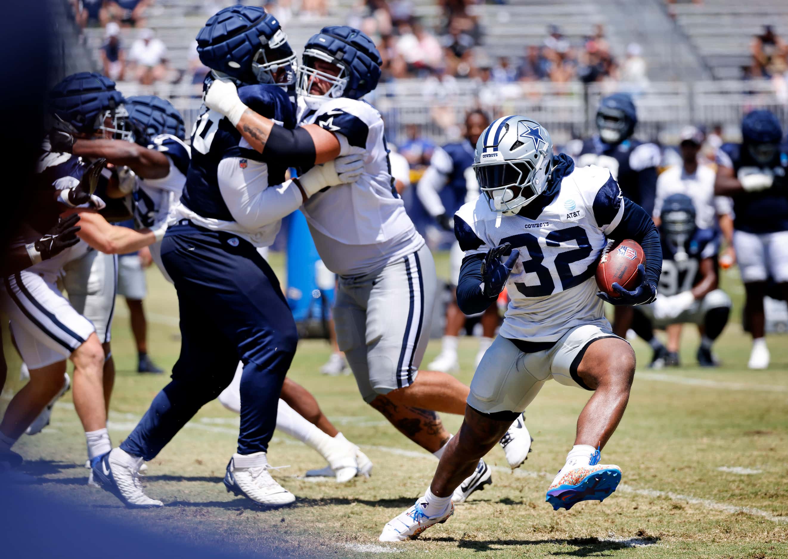 Dallas Cowboys running back Snoop Conner (32) kicks to the outside as he runs around the end...