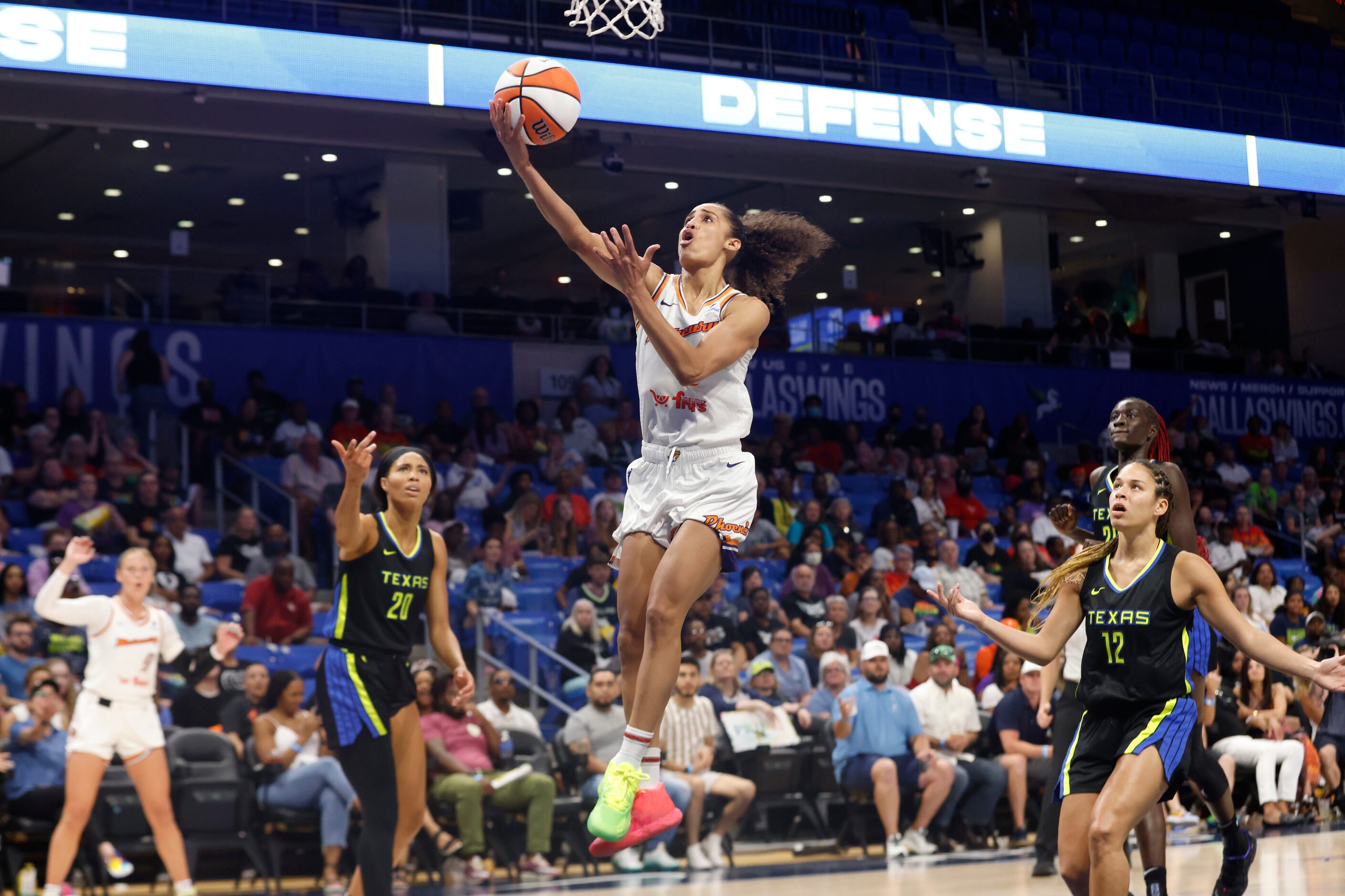 Phoenix Mercury guard Skylar Diggins-Smith (4) scores an easy layup in front of Dallas Wings...