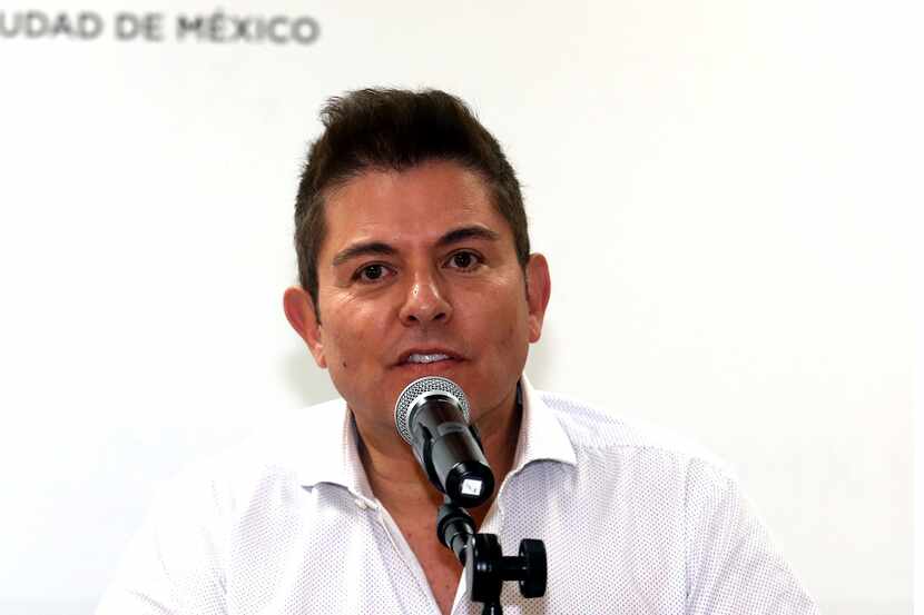El viernes, el actor Ernesto Laguardia arrancó campaña como aspirante a diputado por el...