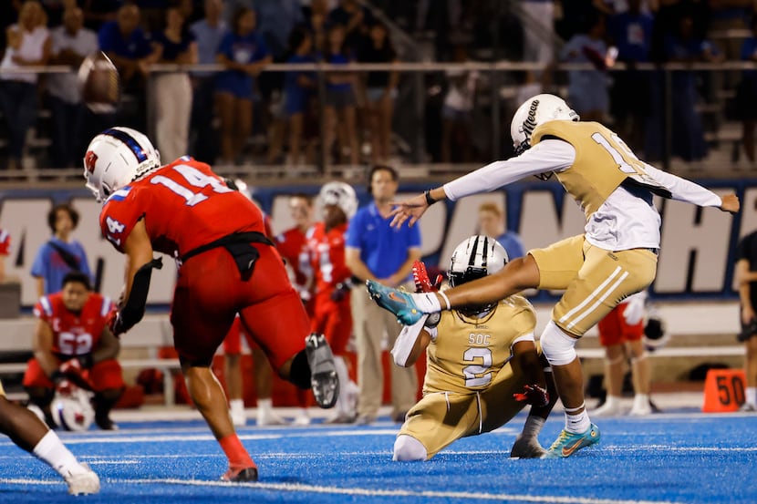 South Oak Cliff’s kicker Diego Varela makes a last minute field goal for a win against...