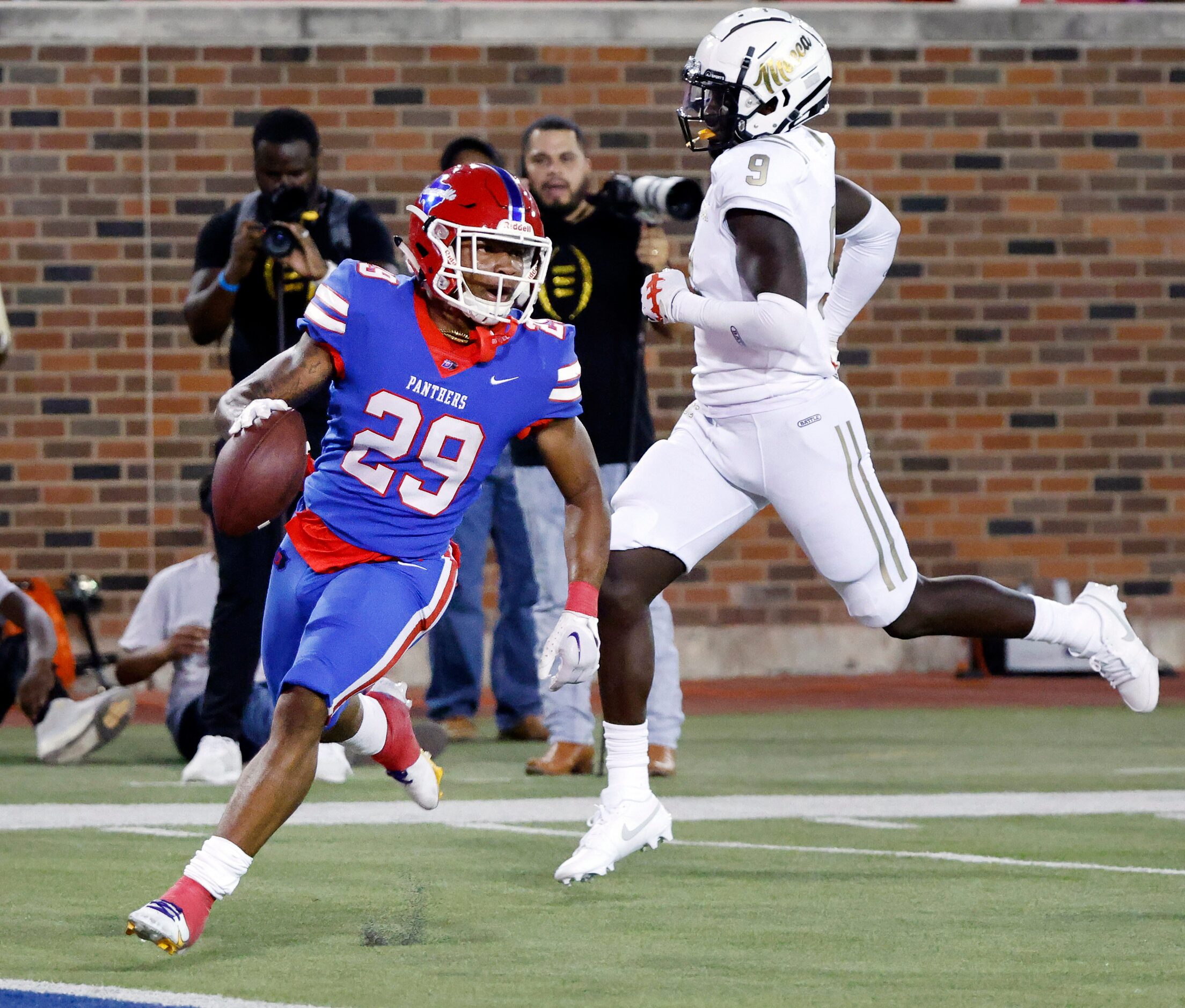 Duncanville running back Caden Durham (29) carries the ball across the goal line as South...