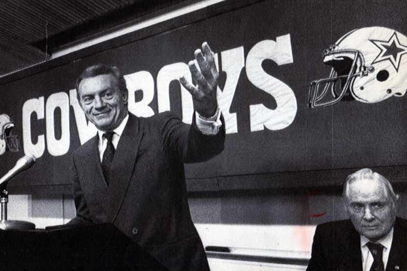 Archivo: 25 de febrero de 1989, Jerry Jones se convierte en el nuevo dueño de los Dallas...