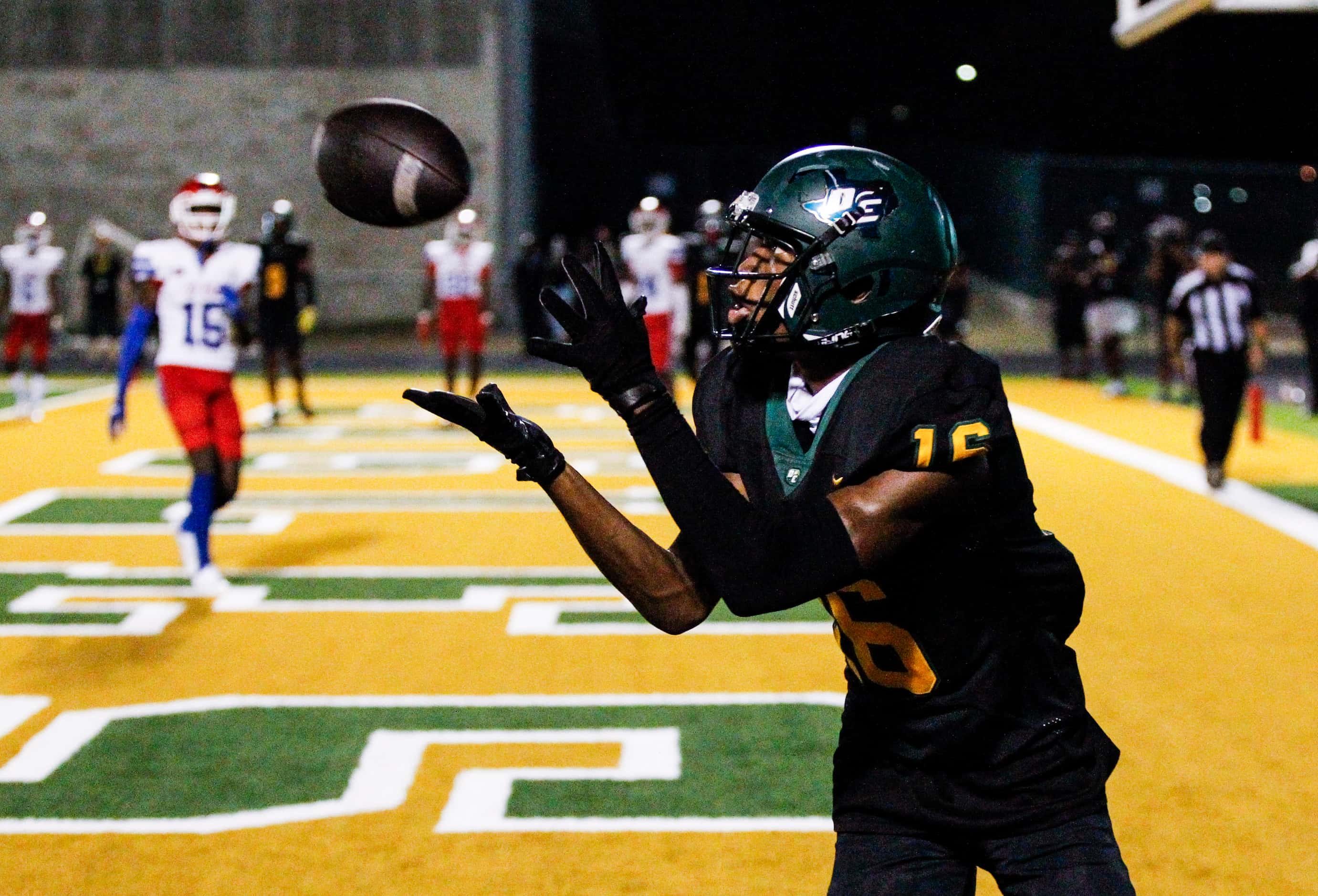 DeSoto senior wide receiver Jaylan Bean (16) catches a pass for a touchdown during the...