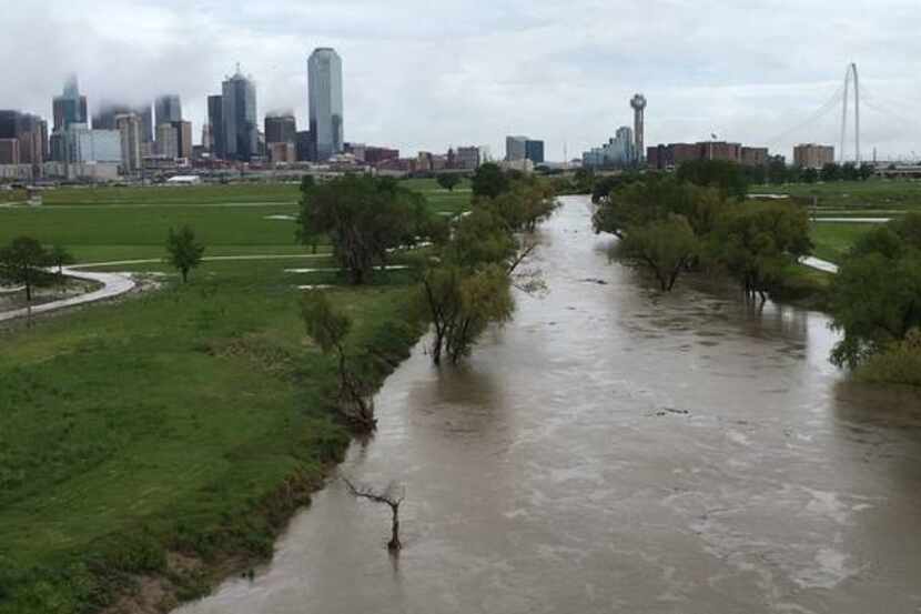 El nivel del agua crece en el Río Trinity.
