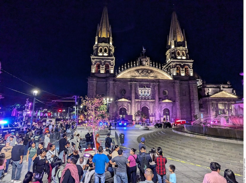 Arrollan a personas afuera de la Catedral de Guadalajara.