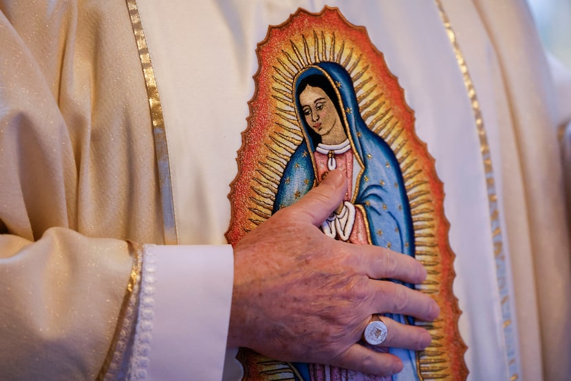 El diácono Chris Volkmer portó un bordado de la Virgen de Guadalupe en su túnica.