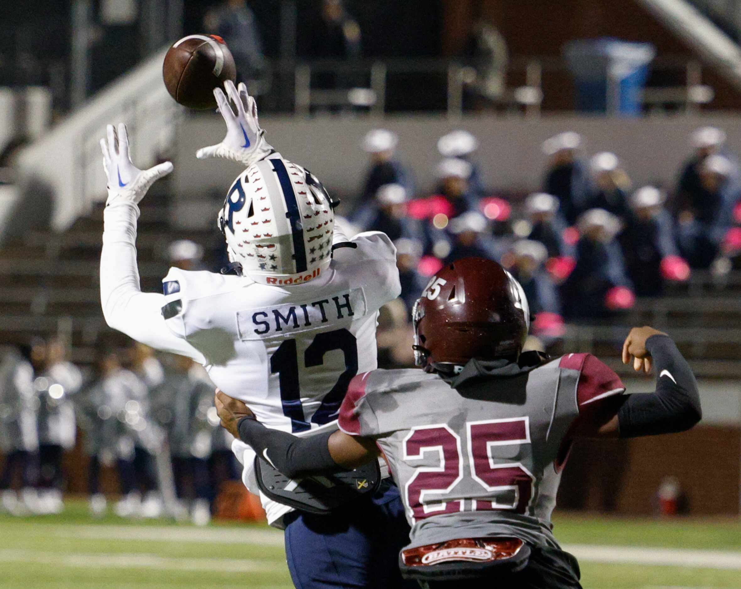 Richland wide receiver Evan Smith (12) makes a catch over Mansfield Timberview defensive...