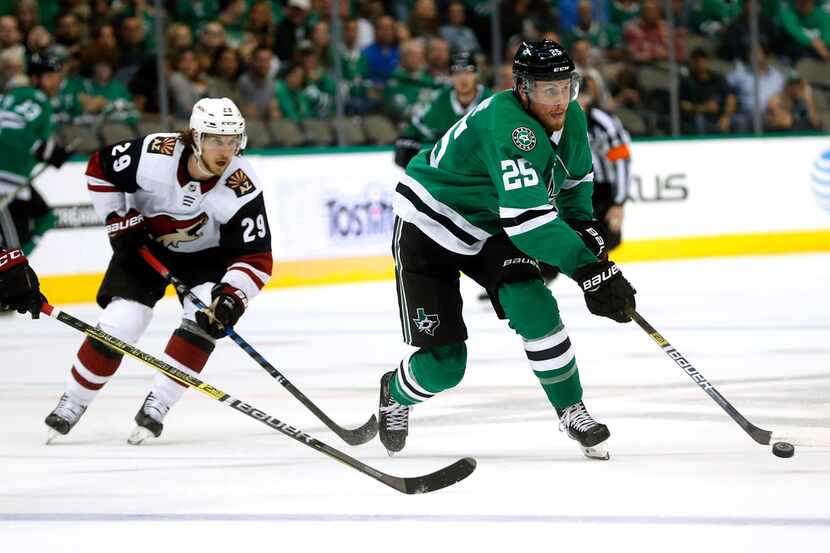 Dallas Stars right wing Brett Ritchie (25) tries to get the puck past Arizona Coyotes right...