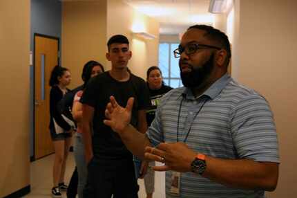 Sal Sallis, coordinador de programas de desarrollo estudiantil de El Centro College – West...