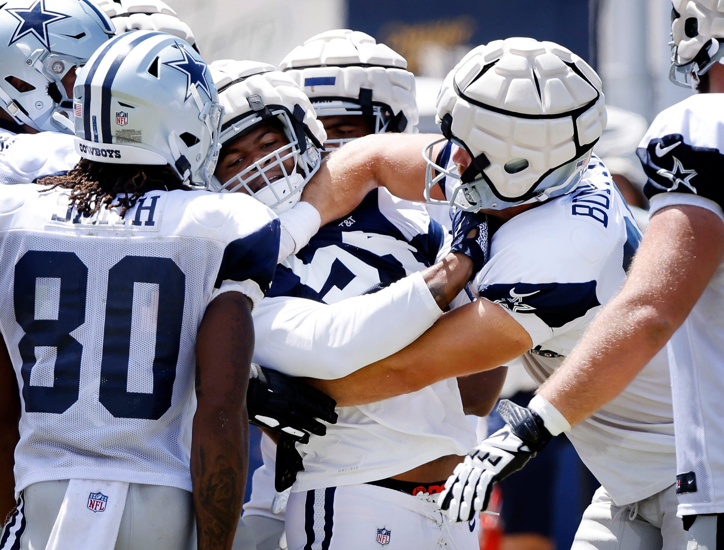 Dallas Dallas Cowboys tight end Ian Bunting (89) gives a forearm to defensive end Sam...