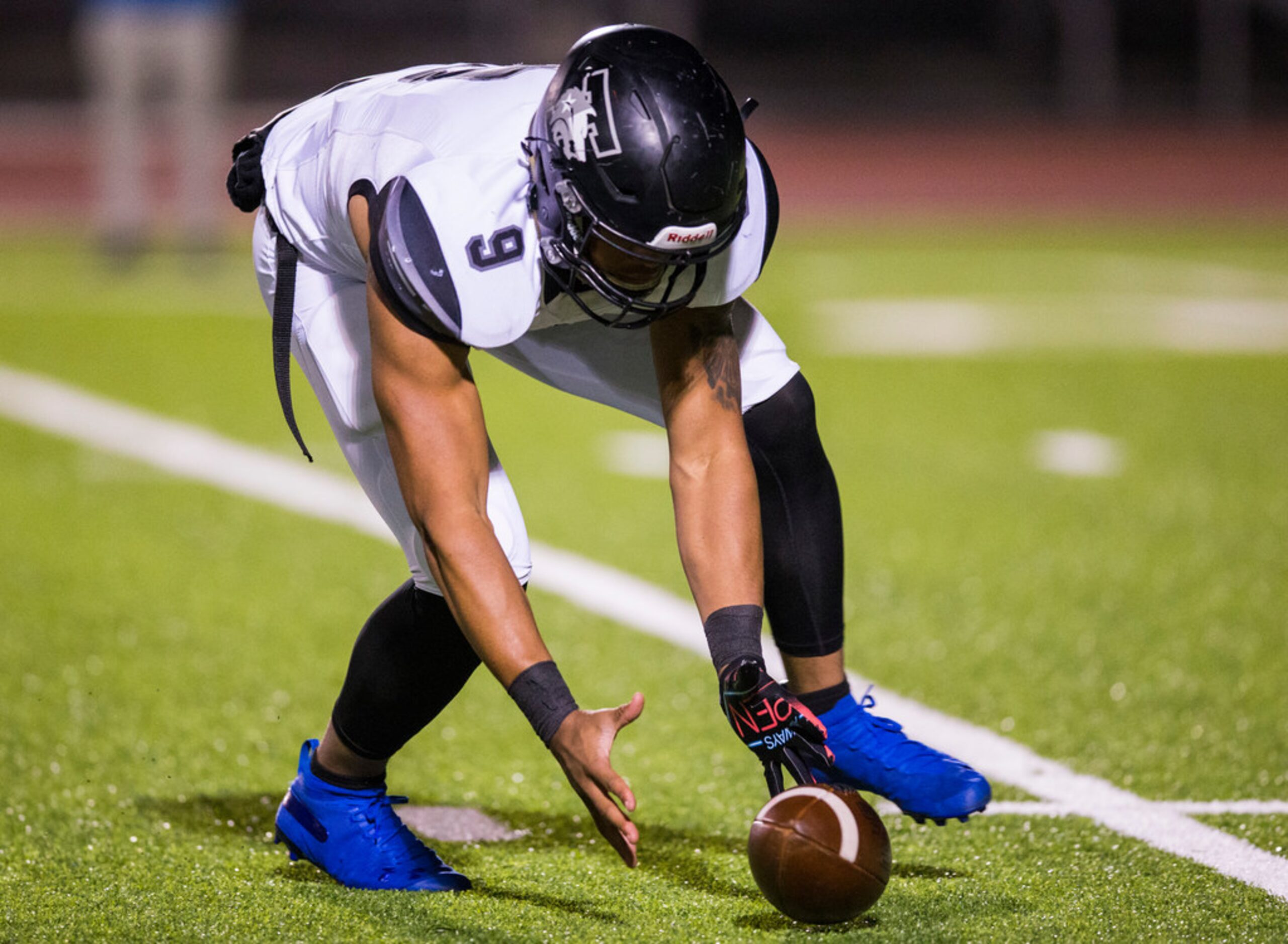 Mansfield Timberview's Jaden Hullaby (9) recovers a fumbled snap during the first quarter of...