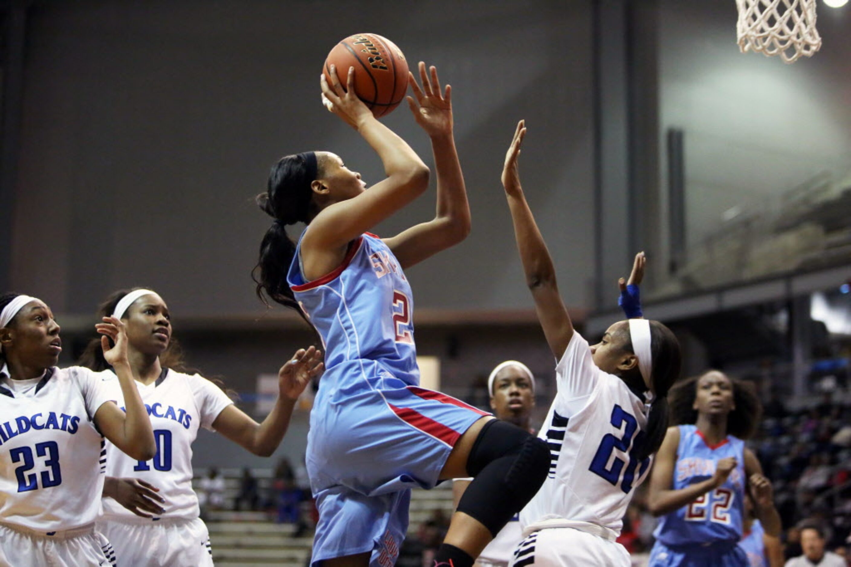 Skyline forward Dai'Ja Thomas (center) drives to the hoop during the first half of the...