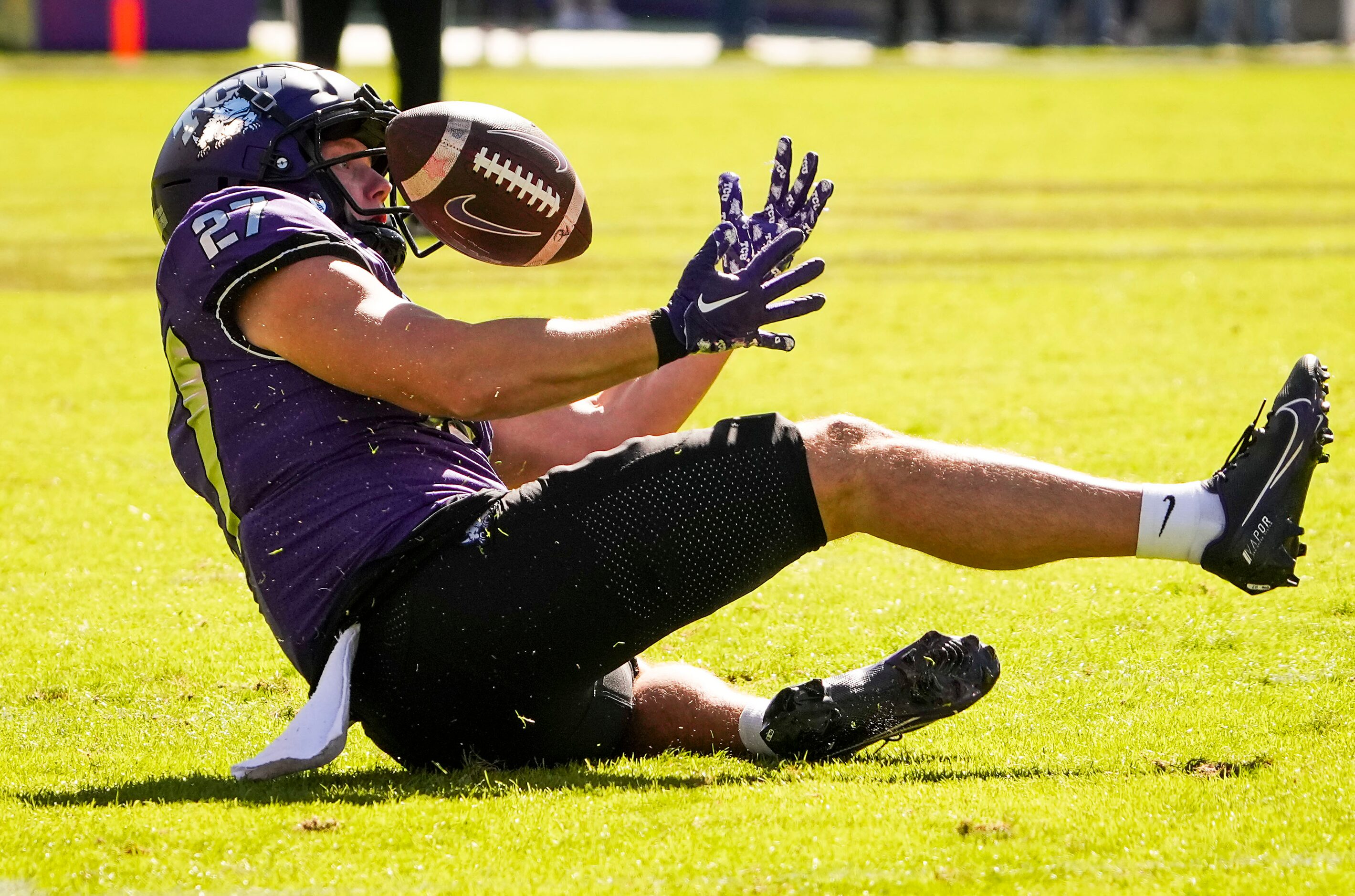 TCU wide receiver Gunnar Henderson (27) makes a sliding catch during the first half of an...