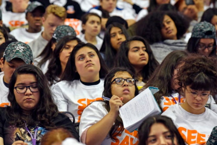 Yvonne A. Ewell, Jocelyn Baez, Brittney Morales y Ashlynne Zutter, escuchan a un orador...