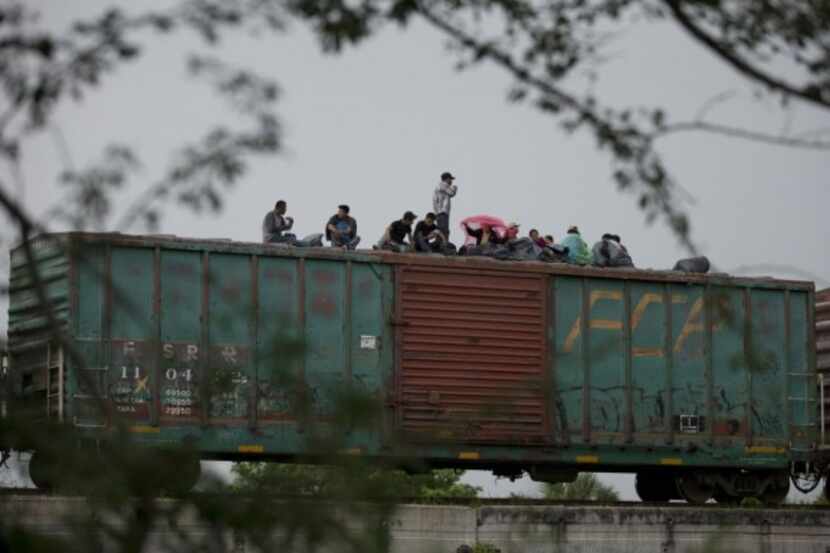 En esta fotografía de archivo sin fecha, se ven migrantes centroamericanos esperando que el...