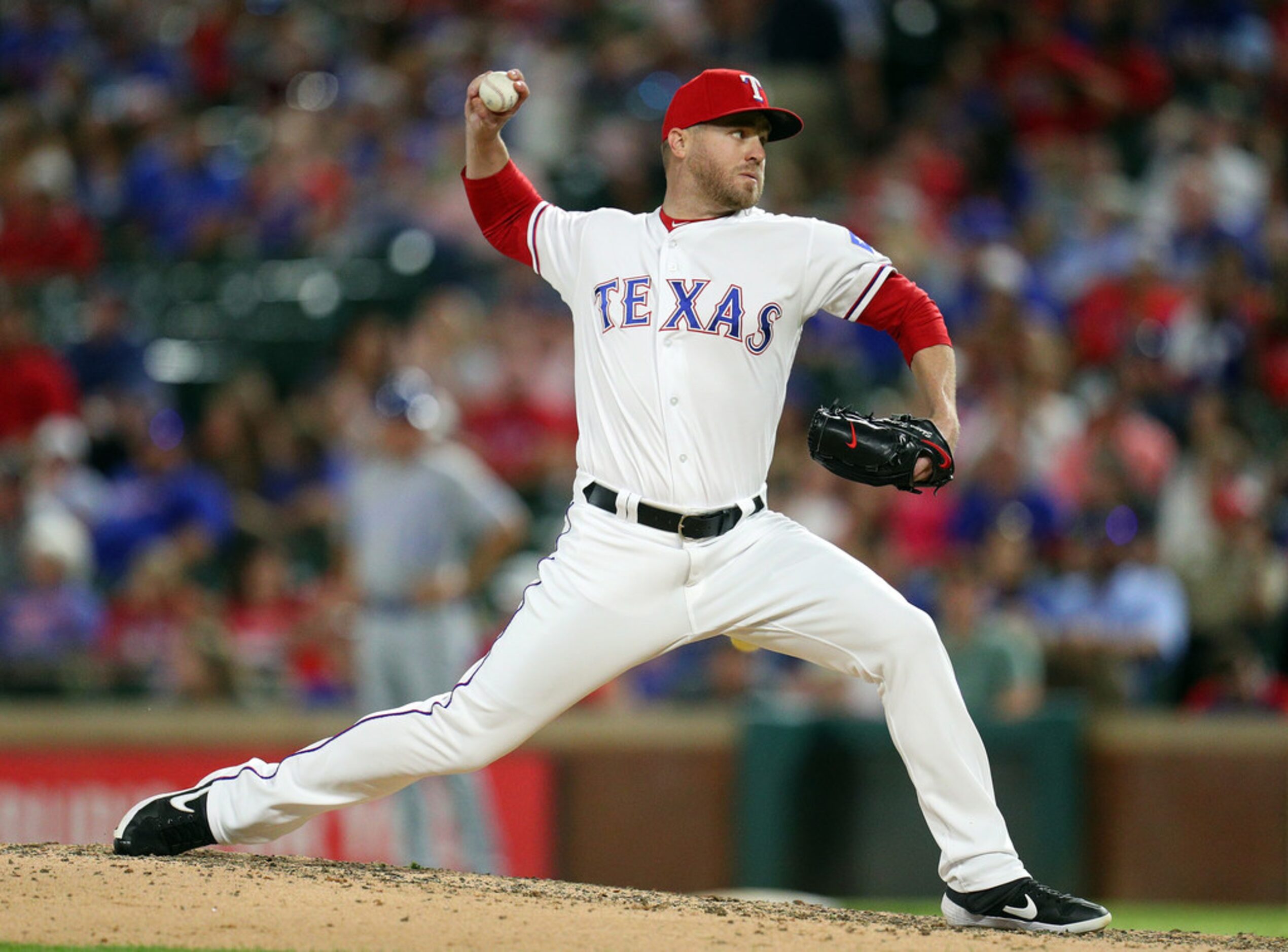 ARLINGTON, TEXAS - MAY 31: Shawn Kelley #27 of the Texas Rangers pitches the ninth inning...