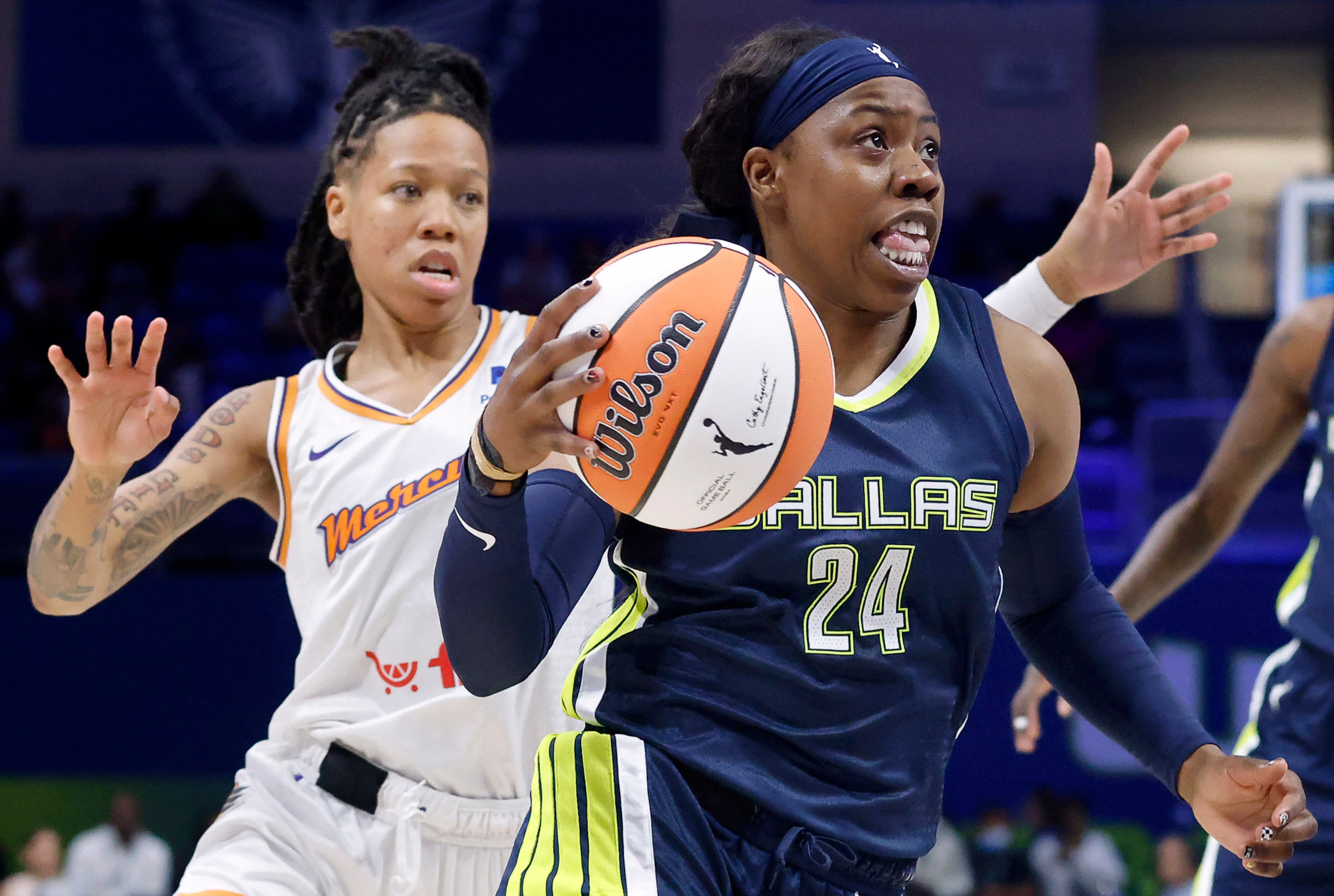 Dallas Wings guard Arike Ogunbowale (24) drives to the basket past Phoenix Mercury guard Sug...