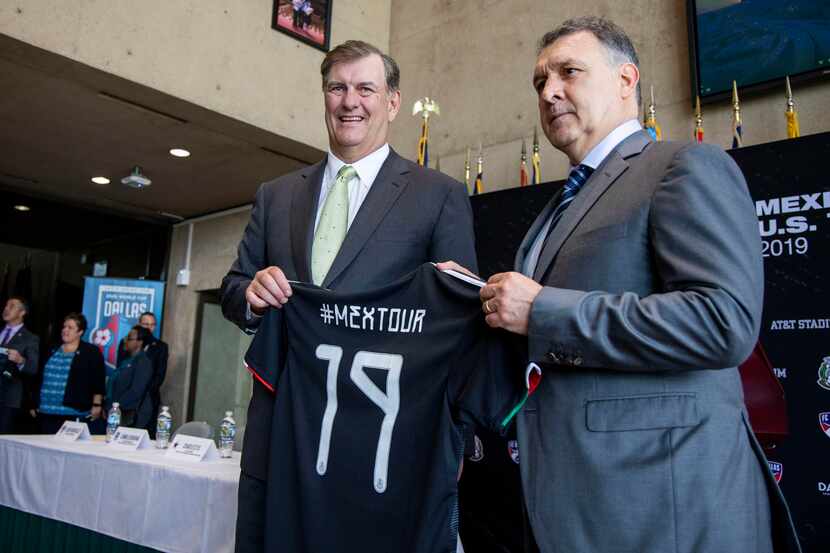 El alcalde Mike Rawlings  (izq.) junto al técnico del Tri, Gerardo “Tata” Martino, el martes...